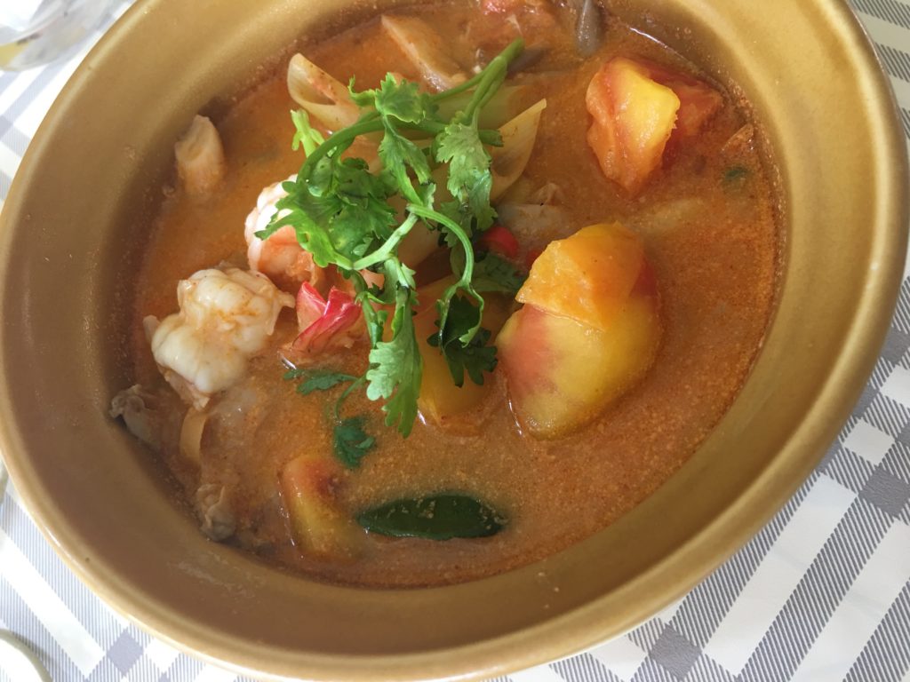 Piatto di zuppa tipica Thai