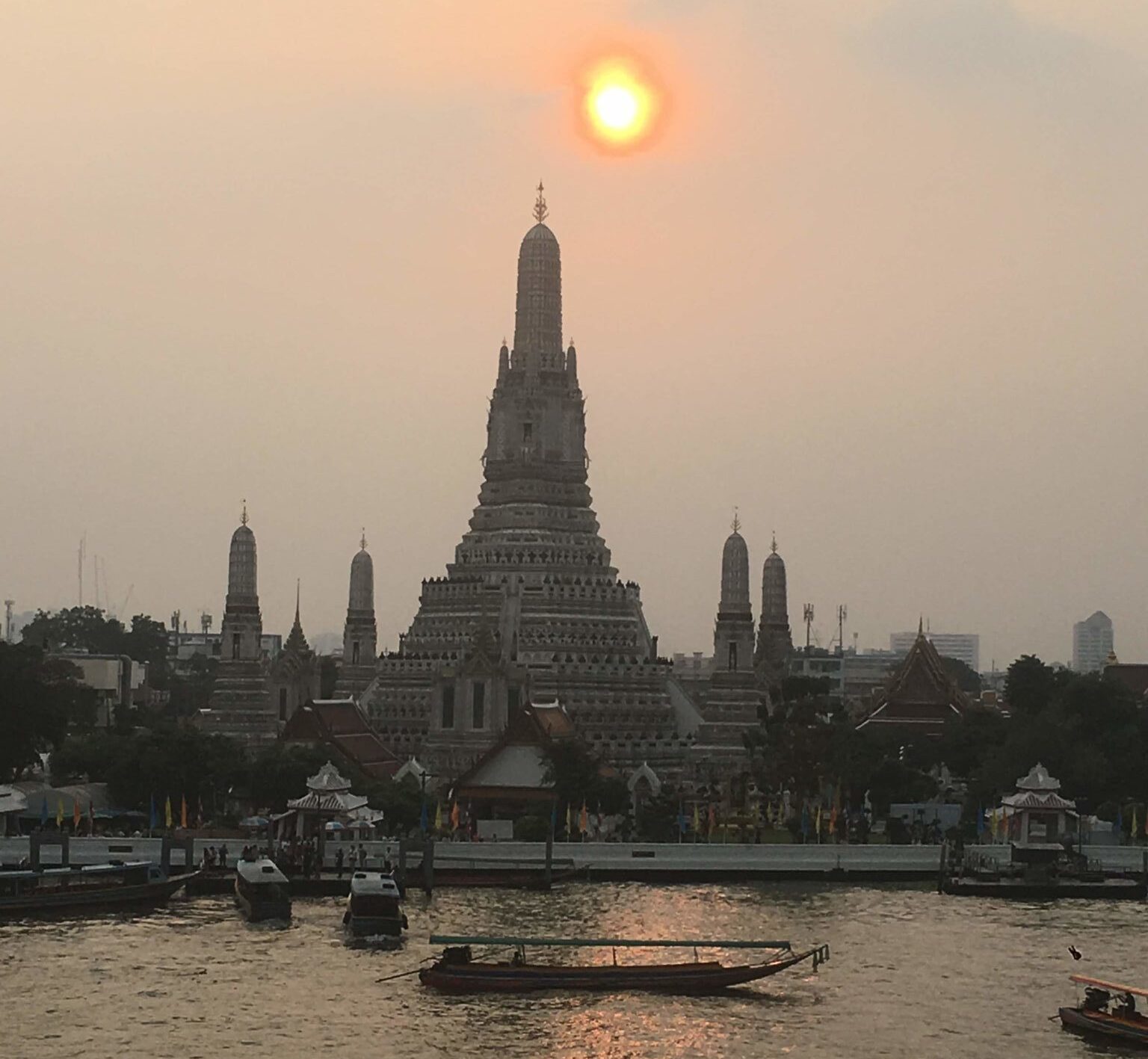 Templi Bangkok Wat Arun Bangkok al tramonto. Fiume Chao Phraya e silhouette del tempio. Thailandia, architettura e cultura.