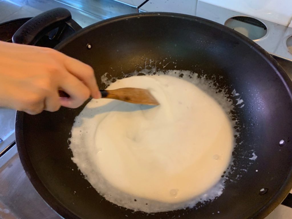 preparazione del riso con latte di cocco zuccherato, il procedimento