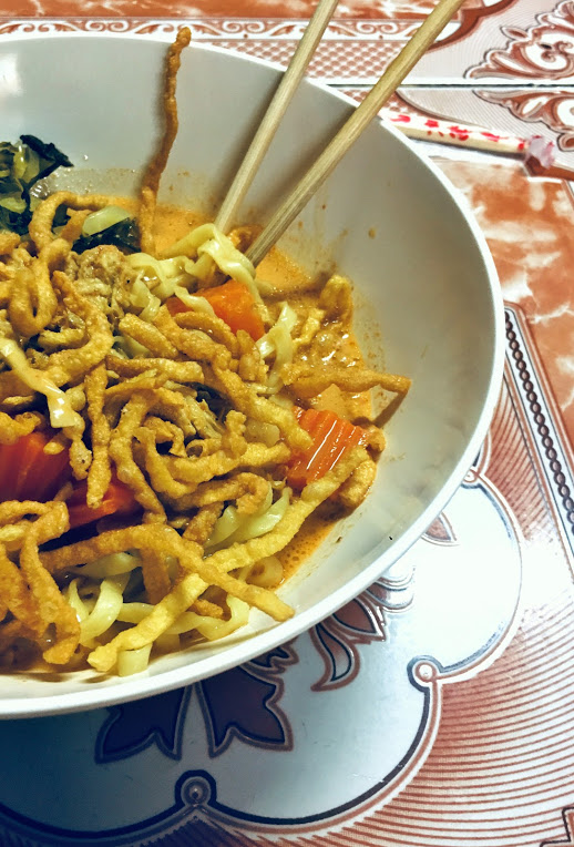 Khao Soi appetitoso, zuppa di noodle thailandese con verdure e bacchette. IMG_3681