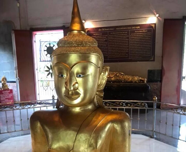 Wat Phra Tong statua del Buddha, la cui parte superiore sembra emergere dal terreno
