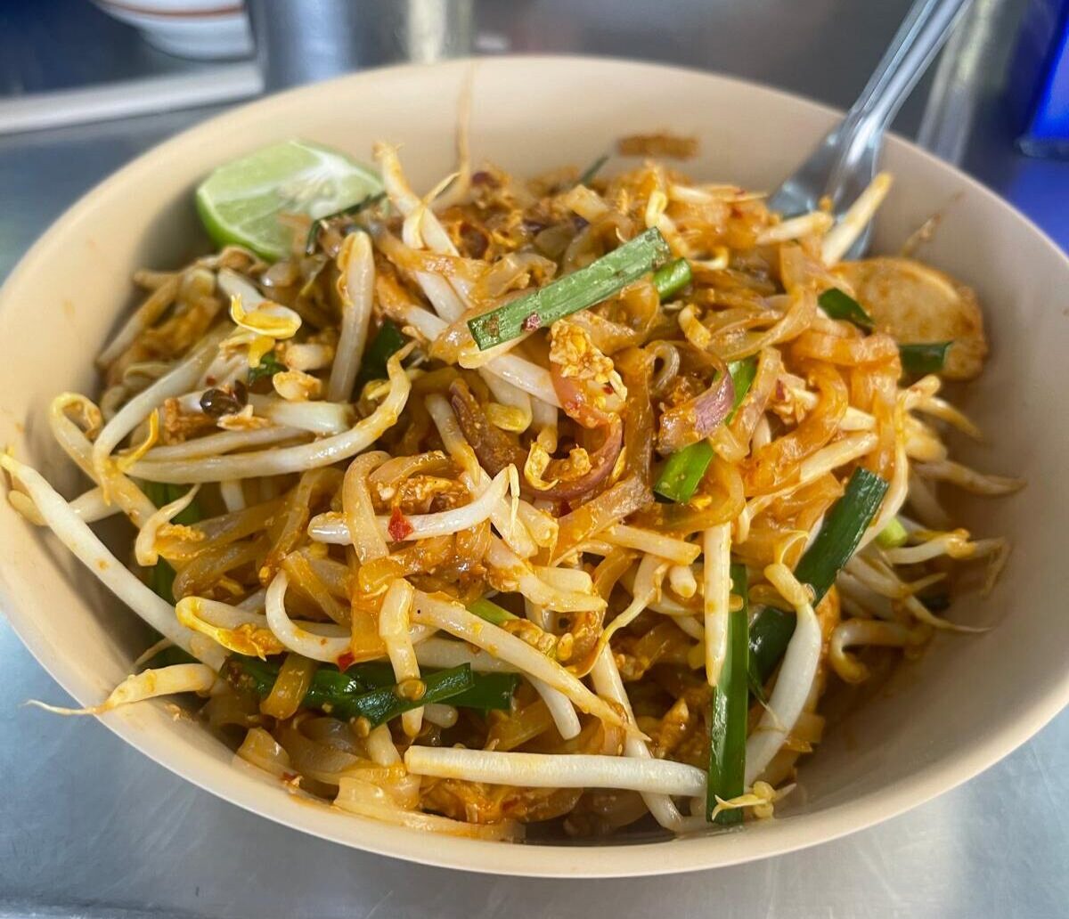 uno splendido piatto di Pad Thai del mitico pad Thai Shop Phuket