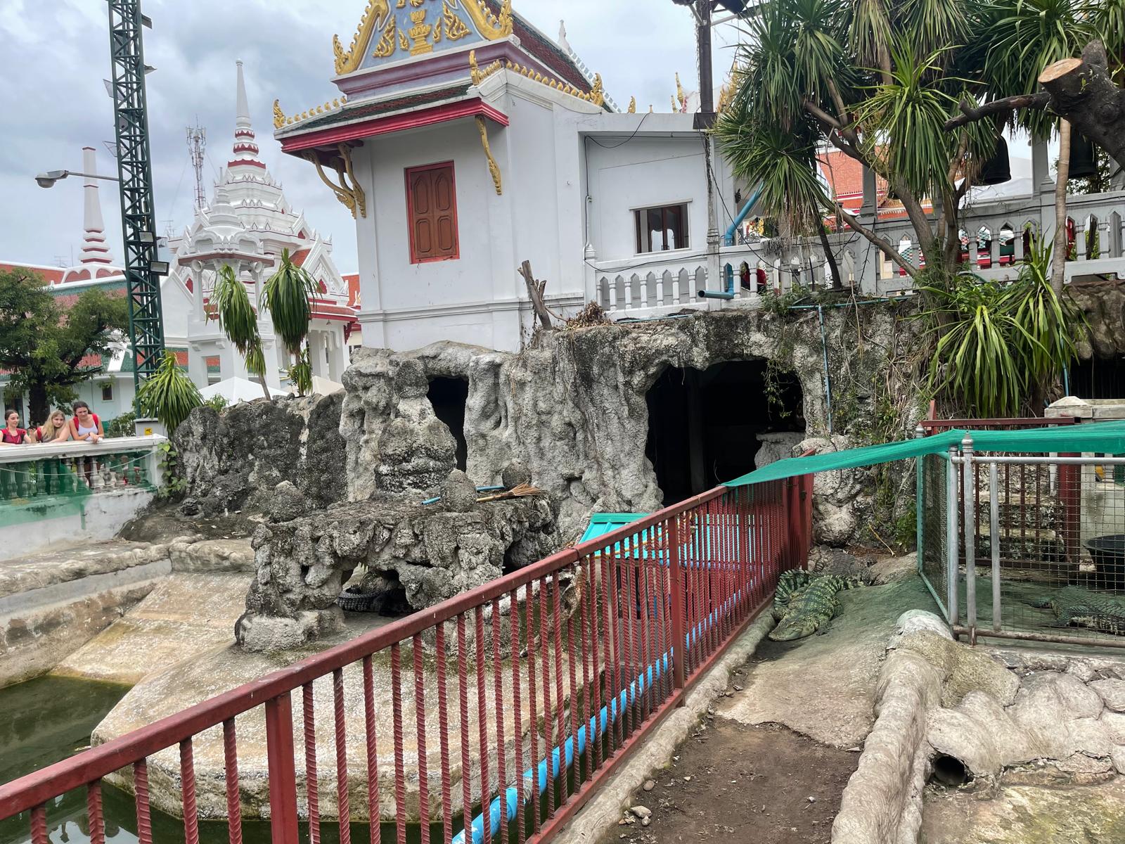 Templi Bangkok Wat Chakrawat Ratchawat Woramahawihan è un antico tempio buddista nel cuore di Chinatown