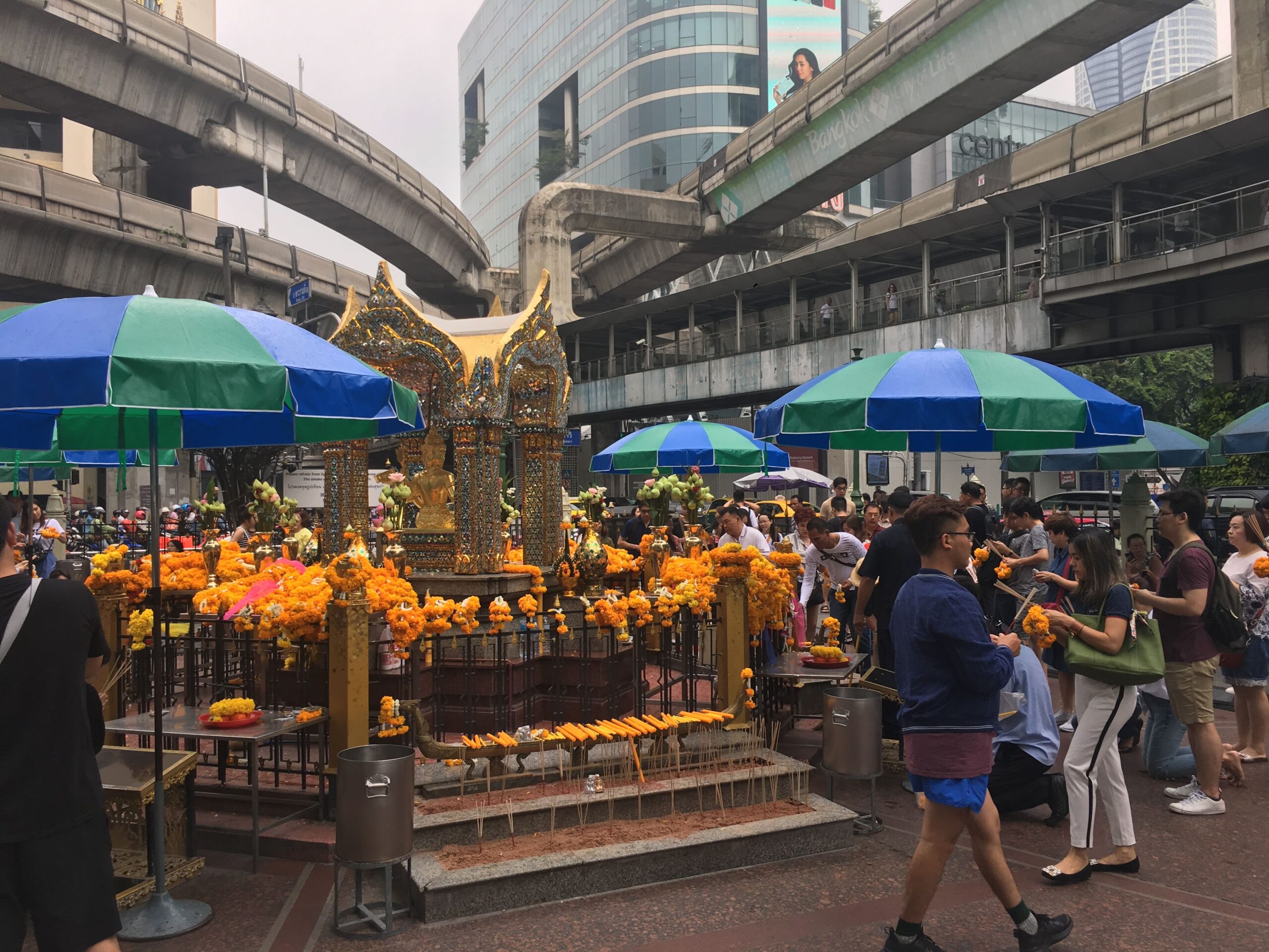 Erawan Shrine. Il tempio in mezzo alla strada più trafficata di Bangkok