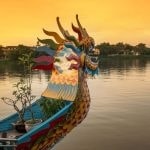 Barca drago colorata sul fiume in Vietnam.