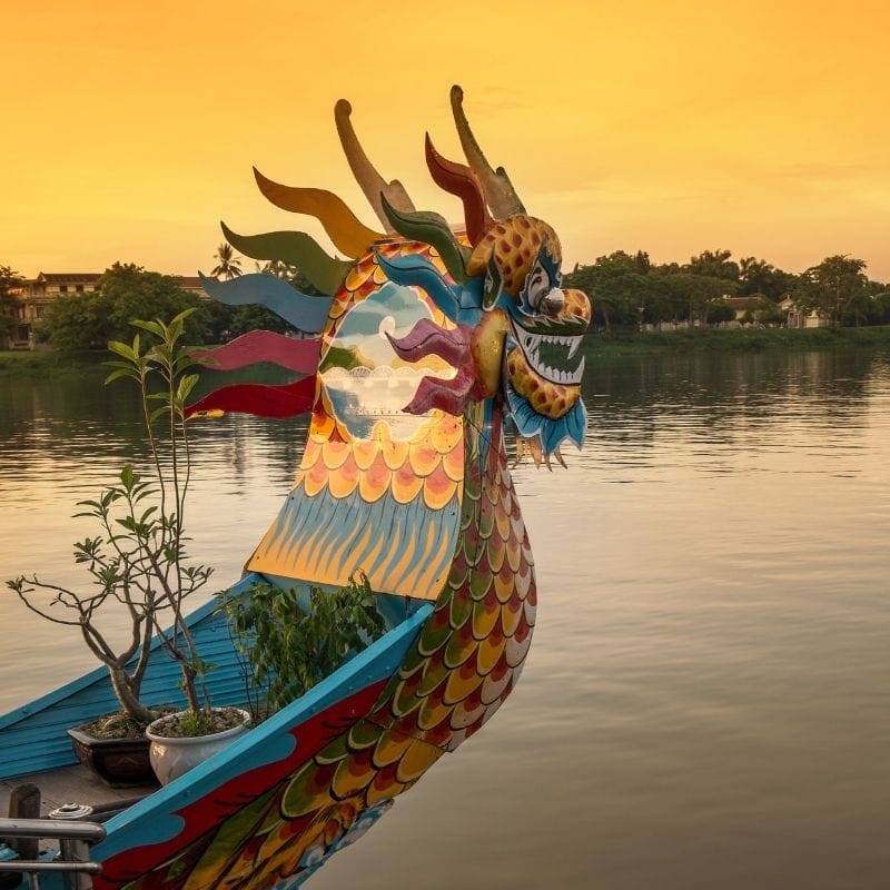 Barca drago colorata sul fiume in Vietnam.