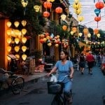 Strada illuminata da lanterne colorate a Hoi An, Vietnam.