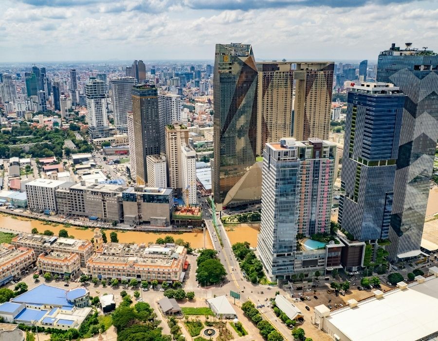 Cambogia: Vista aerea di grattacieli moderni a Phnom Penh. Architettura urbana e paesaggio fluviale.