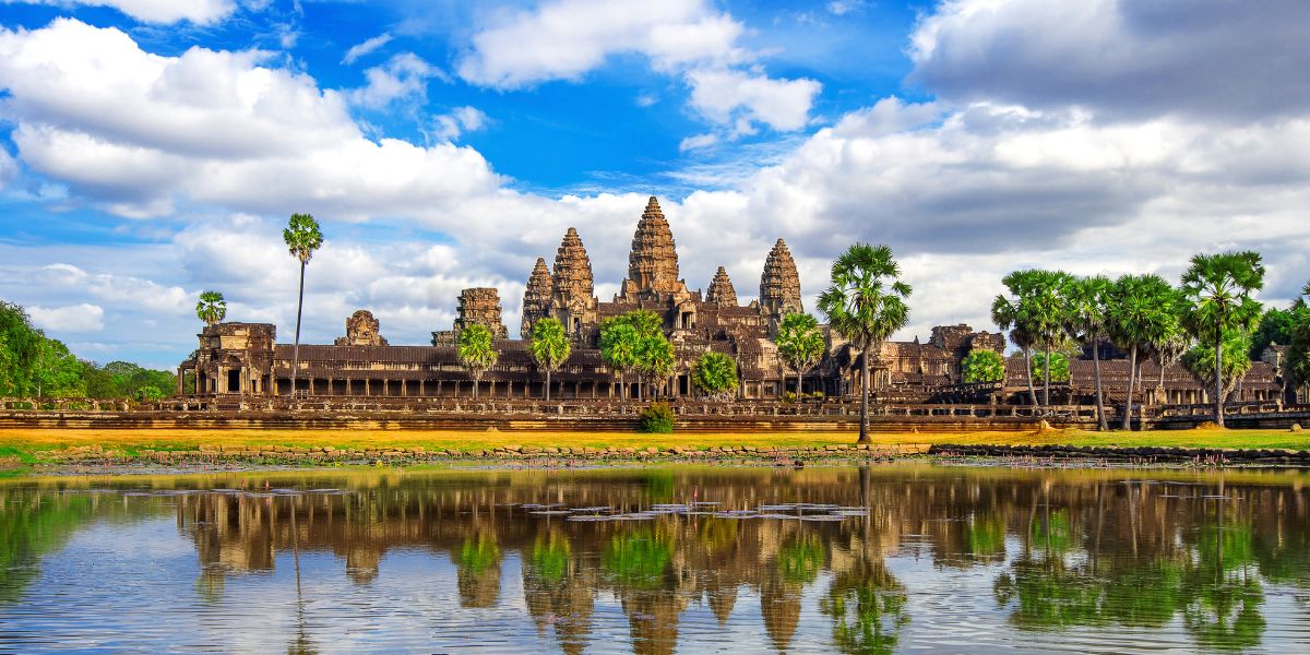 Angkor Wat, Cambogia: maestoso tempio riflesso nell'acqua. Un'icona cambogiana da non perdere!
