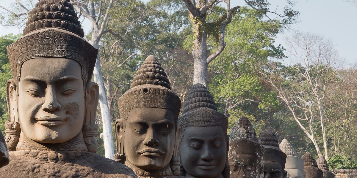 Antiche statue di pietra a Angkor, Cambogia. Scopri la cultura Khmer!