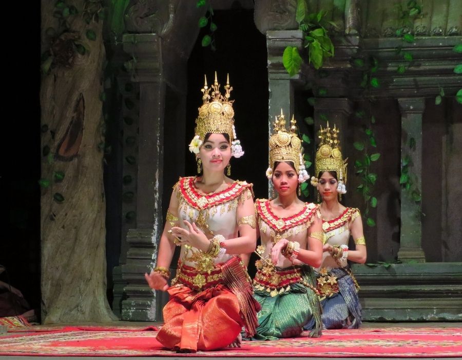 Danzatrici cambogiane in abiti tradizionali dorati eseguono una danza sacra. Cambogia.