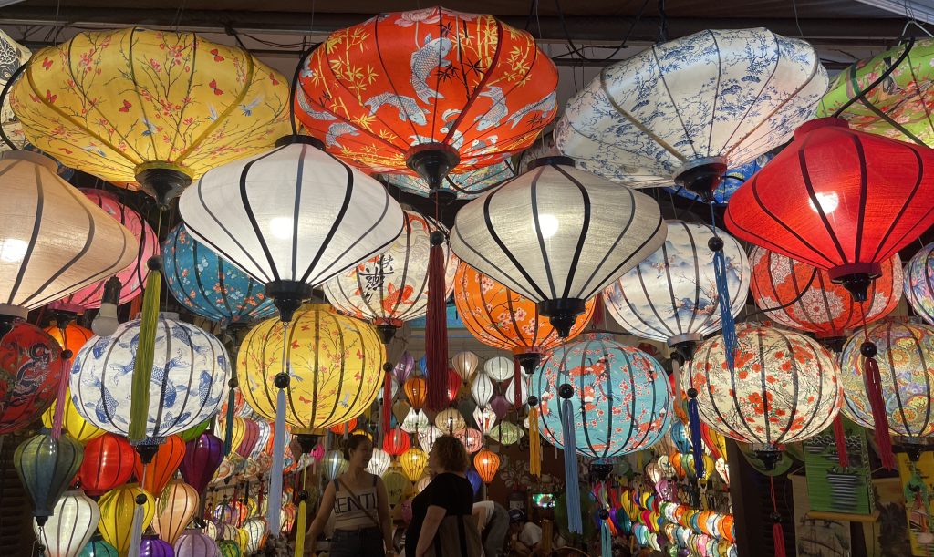 Lanterna colorate di Hoi An, Vietnam. Artigianato vietnamita, decorazioni viaggio.