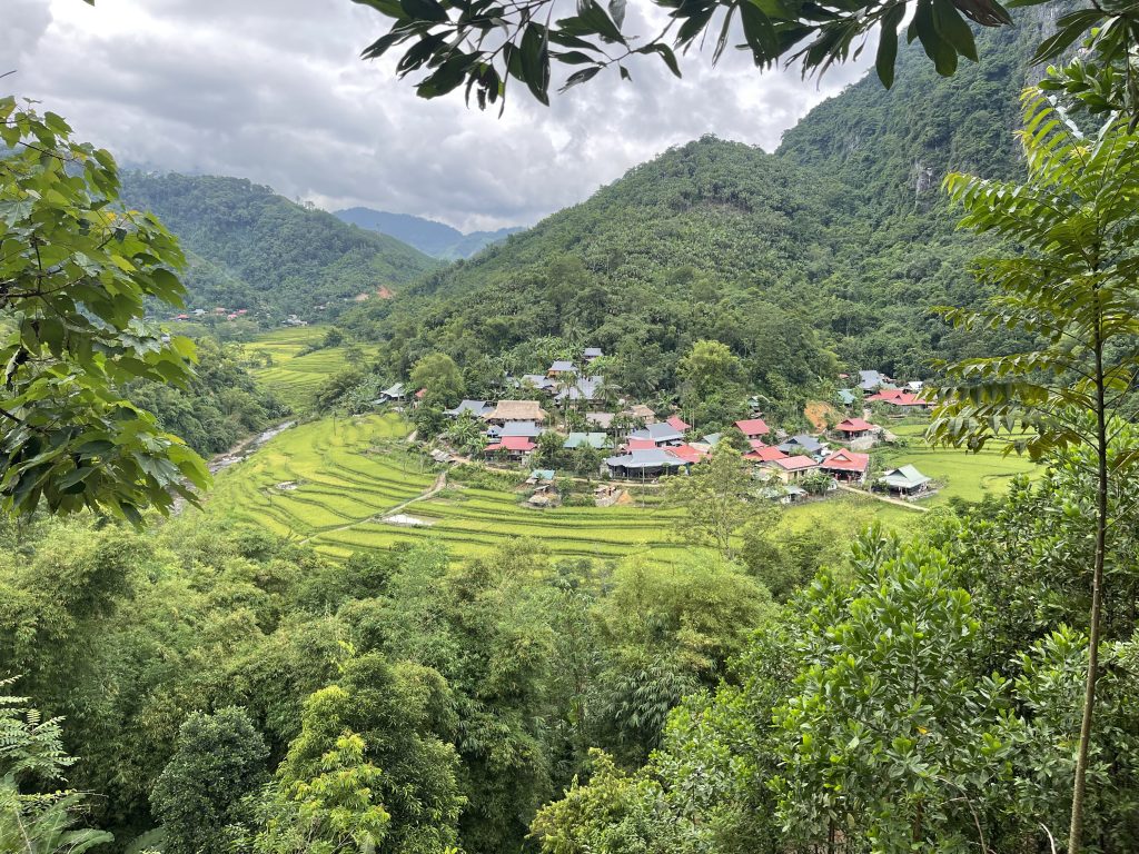 Viaggio in Vietnam: vista mozzafiato su risaie terrazzate e villaggio tra le montagne. Esperienza unica!