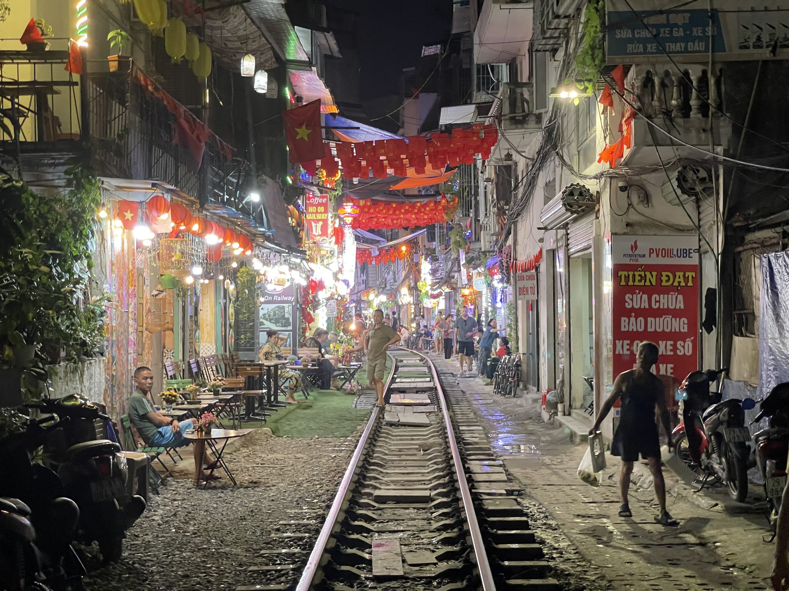 Affascinante via ferroviaria ad Hanoi, Vietnam, illuminata di notte. Un'esperienza di viaggio vietnamita unica.