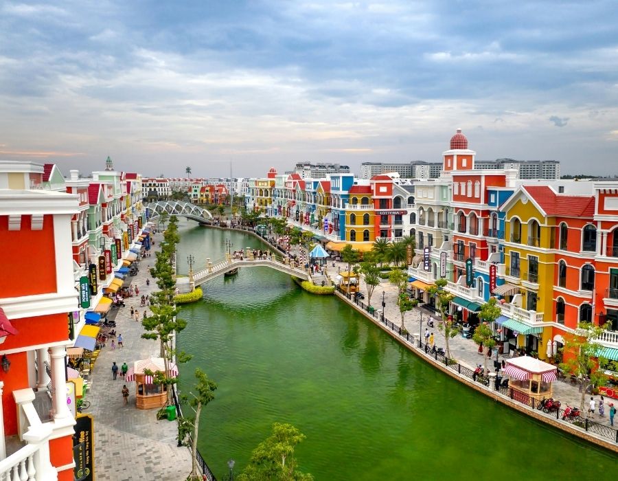 Vietnam: vista panoramica sul canale e edifici colorati, architettura unica. Esplora Vietnam!
