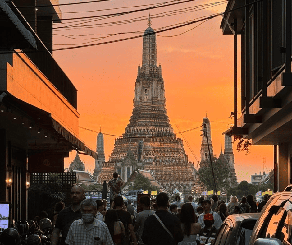 Tramonto sul Wat Arun, Bangkok. Vista suggestiva del tempio e della folla. Destinazione turistica popolare in Thailandia.