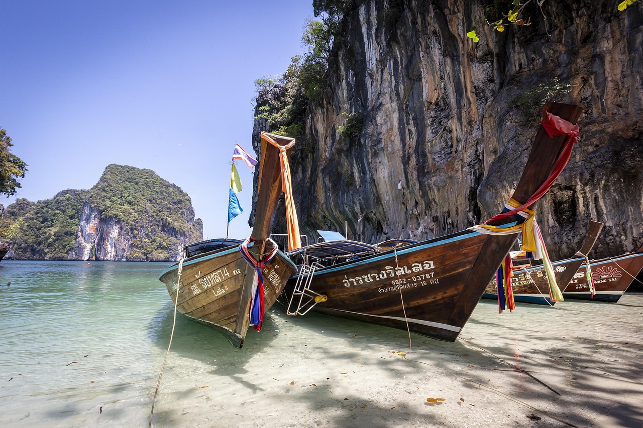 Thailandia: barche tradizionali longtail su spiaggia di Ao Nang. Ideale per Natale e Capodanno esotici.